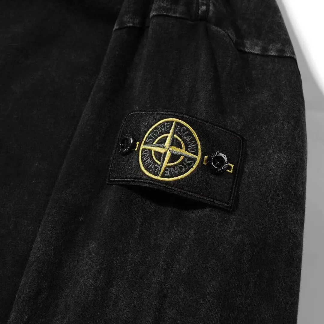 W902#P160💰 Stone Island 22ss Stone Island classic logo armband, heavy washed long sleeves, versatile couple style bottoming round neck sweatshirt! Simple armband design, customized 1*1 thread (fine texture), 300g double yarn fabric, very good quality, foreign trade craftsmanship, respect the original version! The cuff threads are all original bartacks! The time-consuming and material consumption distinguishes the ordinary version on the market! Tops worn by celebrities from all walks of life on INS, can be matched with couple styles! Color: washed black with purple label, green label Size: M-XXL